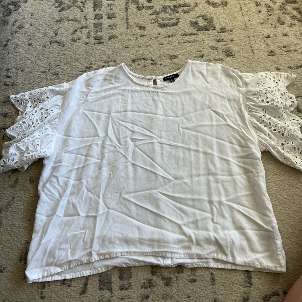 Women’s Style Envy white flowy sleeve top